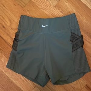 Nike Aeroadapt shorts sz. Small